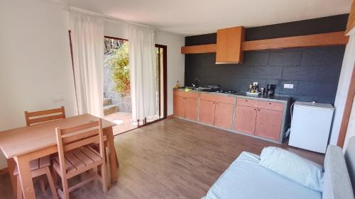 a kitchen with a table and a dining room at Casa Cavoquinho in Paul