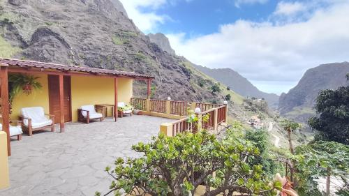 a house with a balcony with mountains in the background at Casa Cavoquinho in Paul