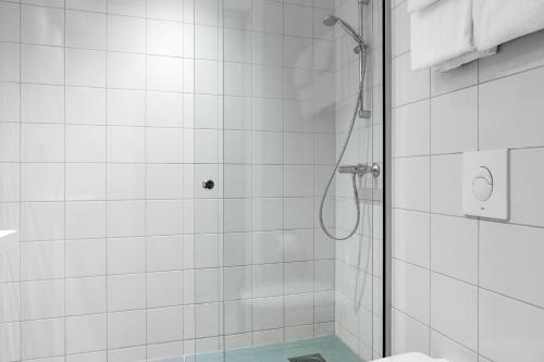 a bathroom with a shower with a glass door at Comfort Hotel Børsparken in Oslo