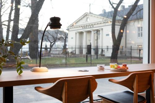 a desk with chairs and a table with a plate of food at Comfort Hotel Børsparken in Oslo