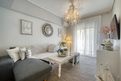 Stylish Apartment with Balcony near Marina Zeas and Port Access