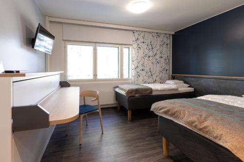 En eller flere senge i et værelse på Hostel Linnasmäki