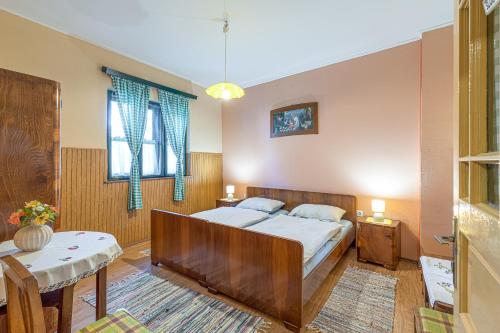 een slaapkamer met een bed en een tafel. bij Rural Homestead Trenkovo - Happy Rentals in Trenkovo