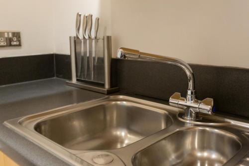 ロンドンにあるModern Spacious studio close to stationのカウンターの洗面台