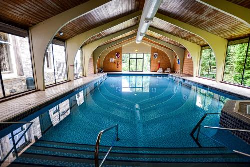 ピトロッホリーにあるThe Pitlochry Hydro Hotelの大型スイミングプール(階段付)