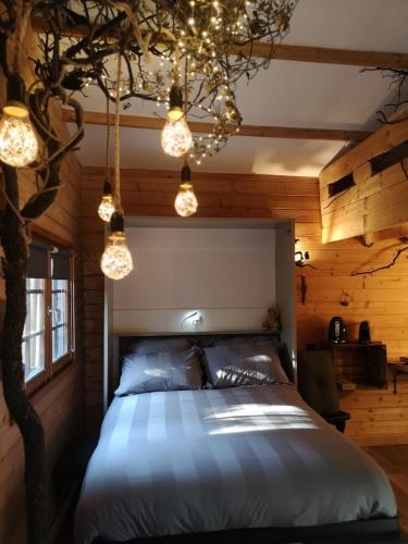 - une chambre avec un lit éclairé dans l'établissement Sortilège, à Lambesc