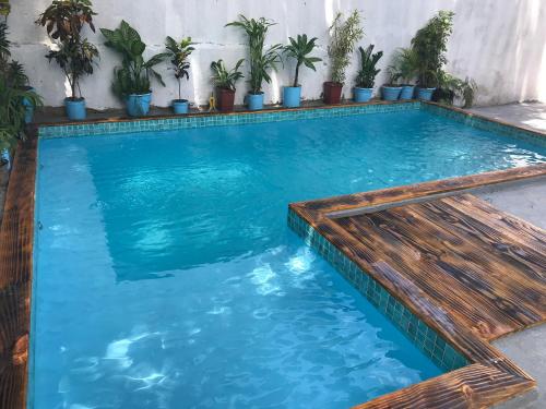 una piscina con una tabla de madera en el agua en Casa da Belinha en Pirenópolis