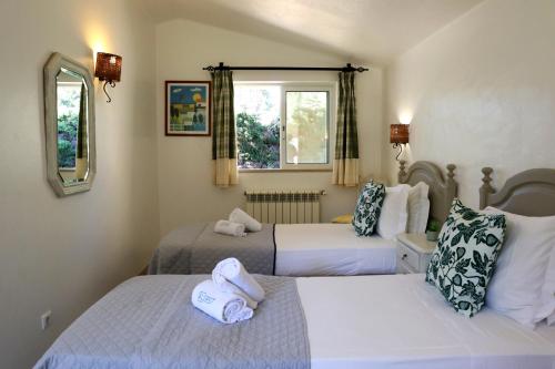 Mexilhoeira Grande的住宿－Villa Laranjal，酒店客房设有两张床和窗户。