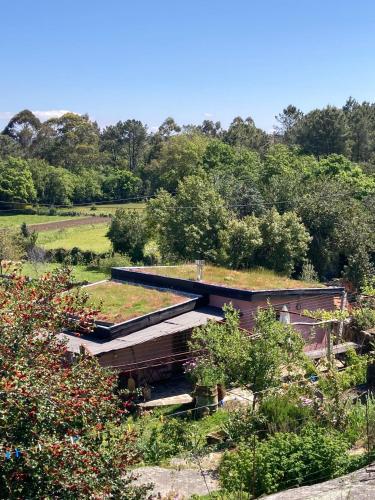 a building with a garden on top of it at Cabana do Dinamarquês em Arga de Baixo in Arga de Baixo