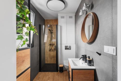 La salle de bains est pourvue d'un lavabo et d'un miroir. dans l'établissement Dom nad Jeziorem - Perfect Stay, à Tomaszkowo