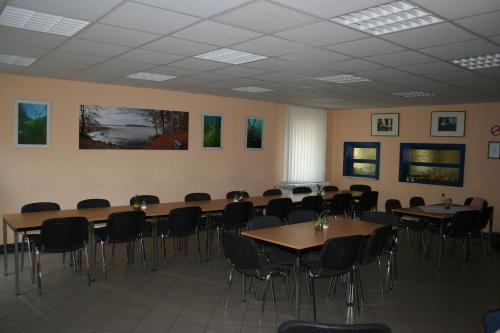 una sala de conferencias con mesas y sillas. en Tauchbasis Stechlin en Stechlin