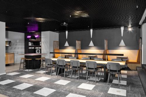 a dining room with a table and chairs at Comfort Hotel Xpress Youngstorget in Oslo