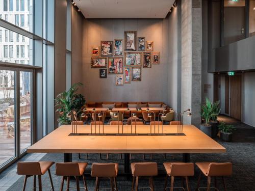 a conference room with a large table and chairs at b'mine Hotel Frankfurt Airport in Frankfurt/Main