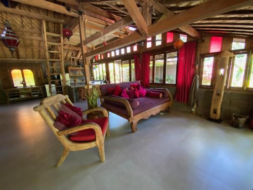 Ruang duduk di Balian Beach Villa