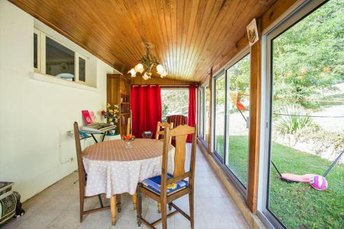 d'une salle à manger avec une table et quelques fenêtres. dans l'établissement CHEZ MICHEL ET FABIENNE, à Sarlat-la-Canéda