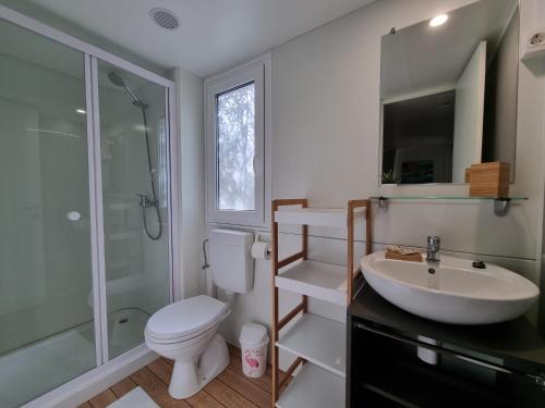 Bathroom sa Premium Mobile Home ZEN SPOT 280