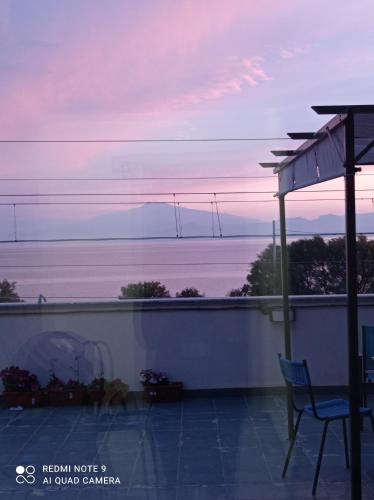 een balkon met uitzicht op de oceaan bij zonsondergang bij Il corallo azzurro in Reggio di Calabria
