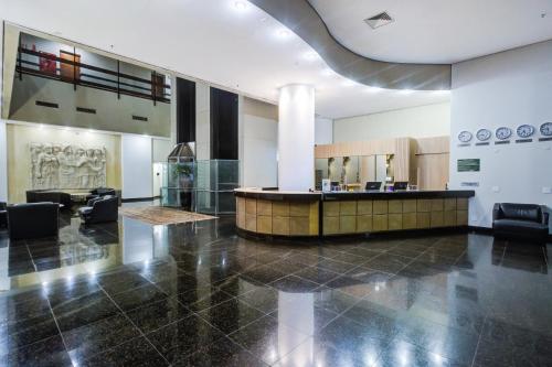 a lobby with a reception desk in a building at Slaviero Londrina Flat in Londrina