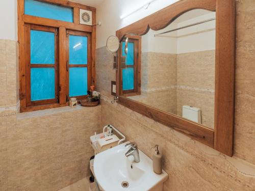 Ванная комната в SaffronStays Sunglade, Kashid - ocean-view villa near Kashid Beach