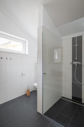 a white bathroom with a shower and a toilet at Luxalps- Turrach Alm Chalets Nr 1-4 Grünsee- Sauna- Skifahren- Wandern- Natur in Turracher Hohe