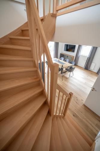 a wooden staircase in a room with a table at Luxalps- Turrach Alm Chalets Nr 1-4 Grünsee- Sauna- Skifahren- Wandern- Natur in Turracher Hohe
