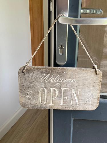 a sign that says welcome to an open door at Domaine de Kerdavid - Chambres d'hôtes à Remungol in Évellys