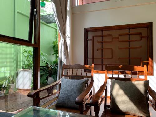 ein Wohnzimmer mit 2 Stühlen und einem Glastisch in der Unterkunft La Luna Quy Nhon in Quy Nhon