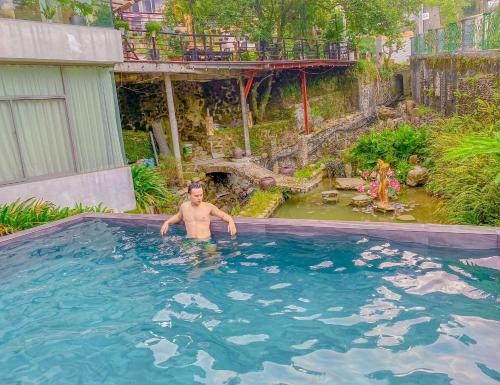 Swimmingpoolen hos eller tæt på Villa Đường Mây
