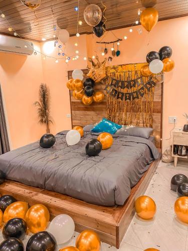 a room with a bed with balloons and balloons at Villa Đường Mây in Tam Ðảo