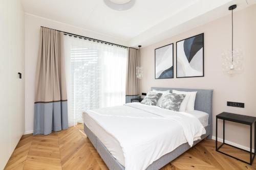 um quarto branco com uma cama grande e uma janela em Hilltop Apartments - Wilmsi Villa em Talin