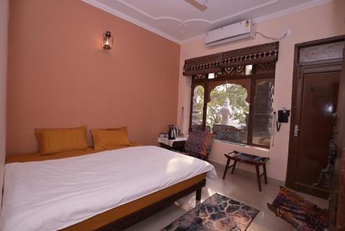 เตียงในห้องที่ Vedic Dham Ganga