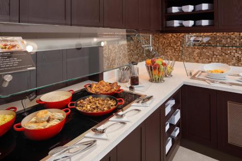 オクラホマシティにあるHyatt Place Oklahoma City Bricktownのカウンターの上に食べ物の入ったボウルが置かれたキッチン