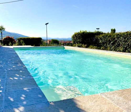 a swimming pool with blue water in a villa at Il Villino del Daino - Toscana in Loro Ciuffenna