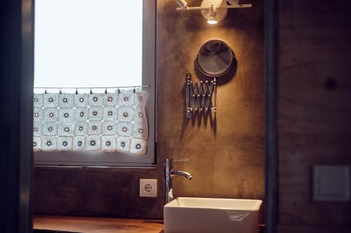 a bathroom with a sink next to a window at Cabana do Dinamarquês em Arga de Baixo in Arga de Baixo