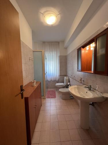 A bathroom at Casa Vacanze a Fondachello di Mascali, a due passi dal mare