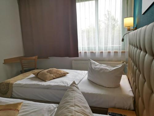 Postel nebo postele na pokoji v ubytování ACRON Hotel Wittenberg