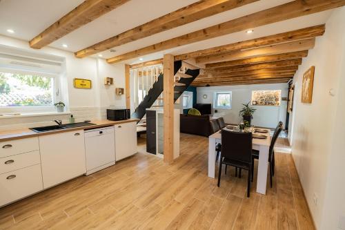 - une cuisine et une salle à manger avec un escalier dans une maison dans l'établissement Gîte de charme refait à neuf, à Rimbach en Alsace., à Rimbach-près-Guebwiller