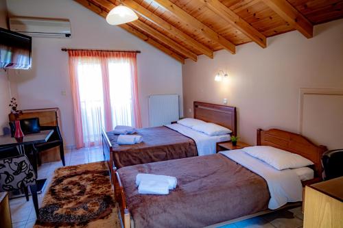Postel nebo postele na pokoji v ubytování Imperial Home Tsironis