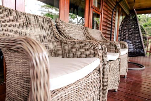 Χώρος καθιστικού στο Monzi Safari Lodge