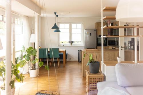 a living room with a couch and a kitchen at Schöne, geräumige, sonnige Wohnung Old Innenstadt in Oldenburg