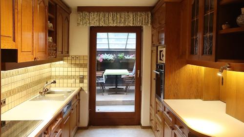eine Küche mit einer Tür, die zu einem Esszimmer führt in der Unterkunft Ferienwohnung Elisa in Schruns-Tschagguns