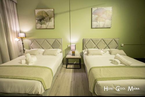 伯恩倉的住宿－Hotel COOL MAMA，客房设有两张床和一张带台灯的桌子。
