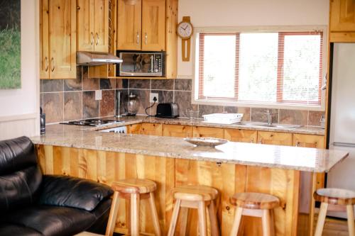 Η κουζίνα ή μικρή κουζίνα στο Monzi Safari Lodge