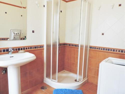 ein Bad mit einer Dusche und einem Waschbecken in der Unterkunft CASA ANGELINA in Playa Quemada