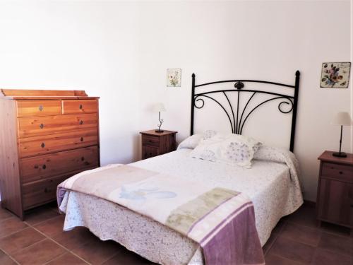 ein Schlafzimmer mit einem Bett und einer Kommode in der Unterkunft CASA ANGELINA in Playa Quemada