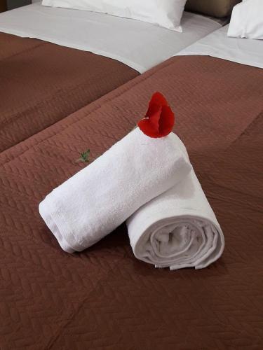 un asciugamano bianco con un cuore sopra il letto di Cozy Studio ad Atene