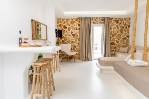 - un salon avec un canapé et une table dans l'établissement Krina Mare Boutique Hotel, à Naxos Chora