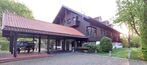 un gran edificio con un pabellón delante en Hotel Schrenkhof, en Unterhaching