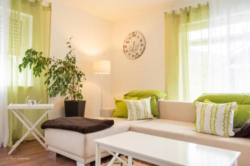 - un salon avec un canapé et une table dans l'établissement Casa Katharina, à Wald-Michelbach