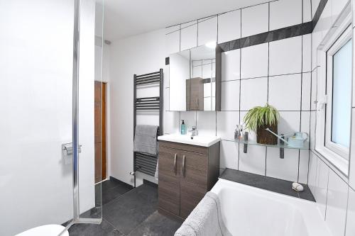 uma casa de banho com um WC, um lavatório e uma banheira em Gorgeous 3BD Cottage in the Heart of Guildford em Guildford